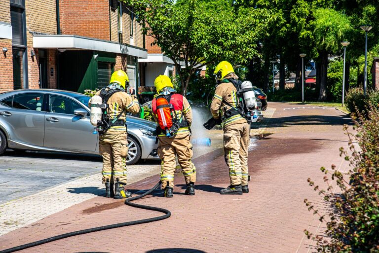 Gasfles vliegt in brand tijdens onkruid verbranden Hovenier Rhoon
