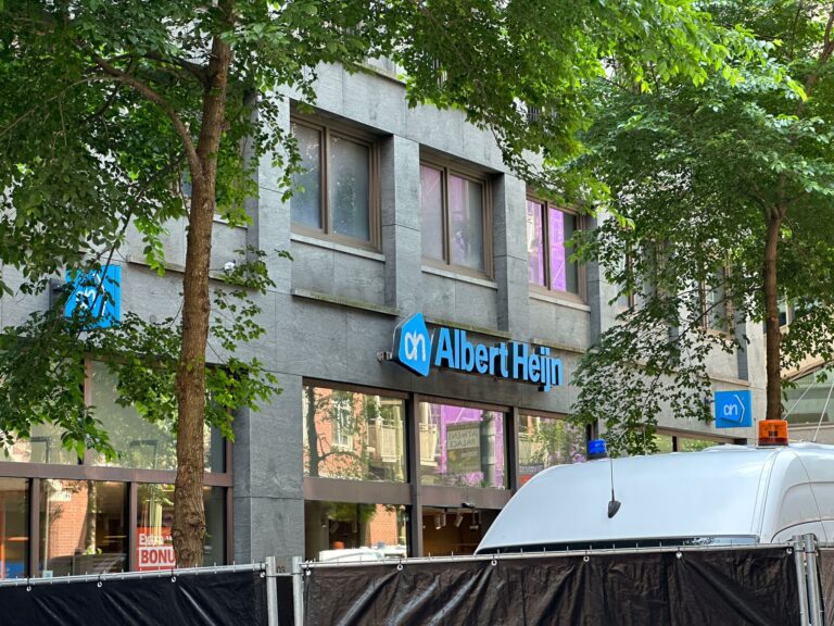Winkelmedewerker doodgestoken in Albert Heijn Turfmarkt Den Haag