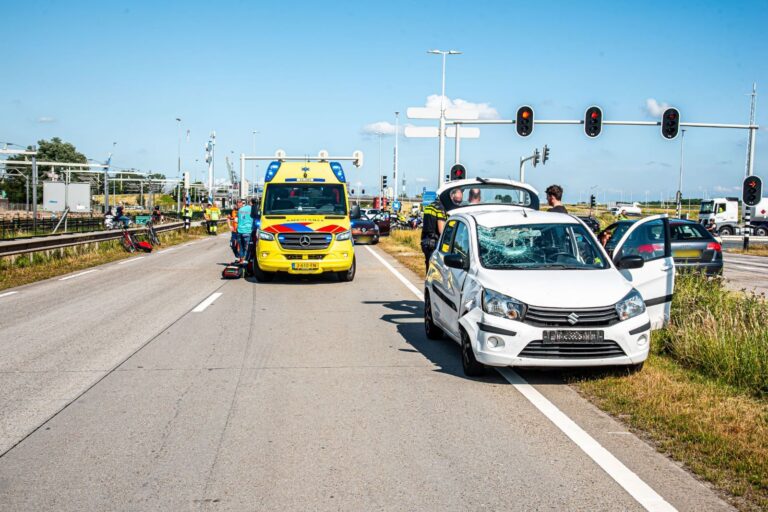 Fietser (60) ernstig gewond na ongeluk Vondelingenweg Hoogvliet