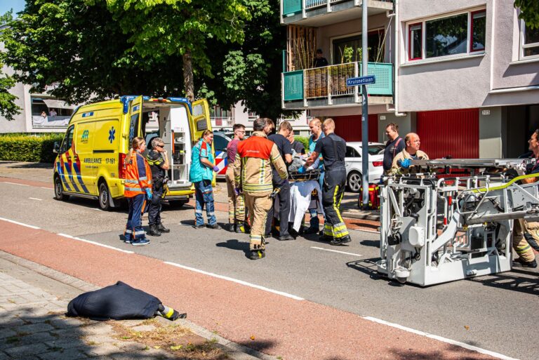 Brandweer assisteert ambulancedienst bij medische noodsituatie Kruisnetlaan Hoogvliet
