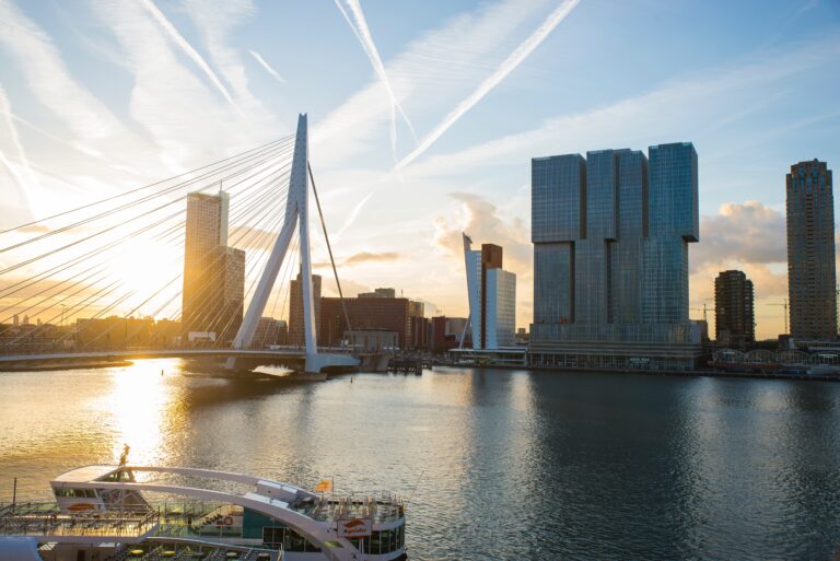 De maritieme geest van Rotterdam: onderzoek naar de industriële charme van de haven