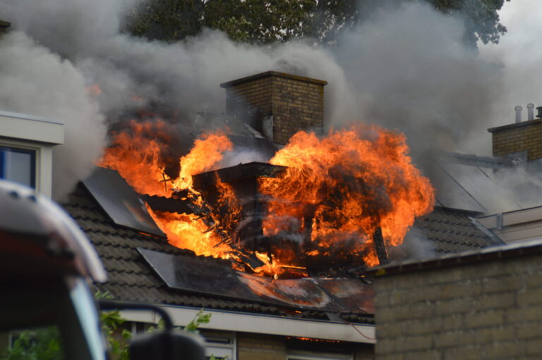 Zeer grote brand woning Lepelaarplantsoen Maassluis