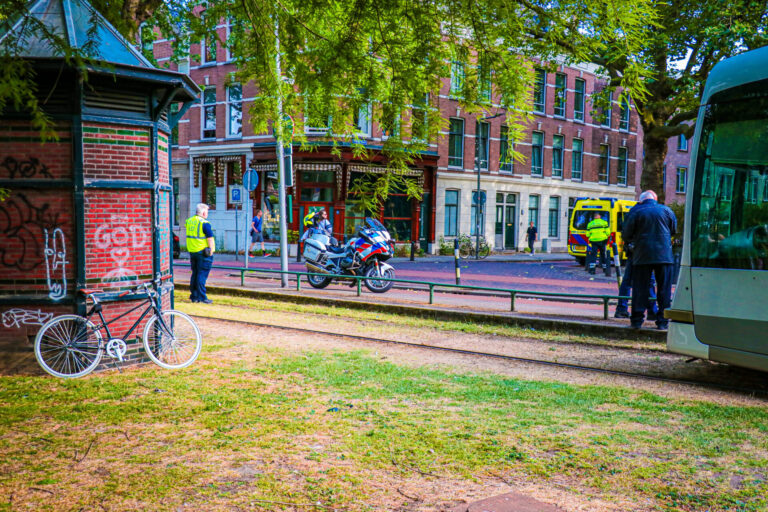 Man met oordopjes in hoort tram niet en wordt geschept Noordsingel Rotterdam