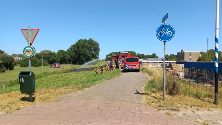 Brandweer rukt met spoed uit voor bermbrand Bosschendijk Oud-Beijerland