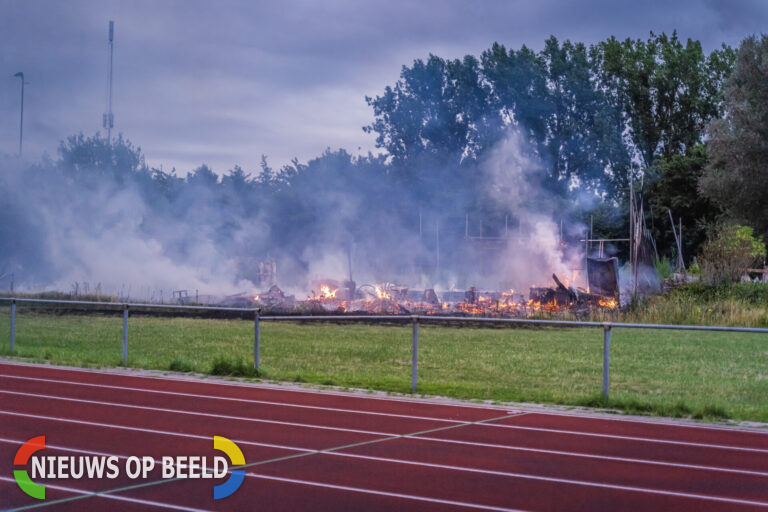 Uitslaande brand verwoest Paintballcentrum Watersportweg Vlaardingen