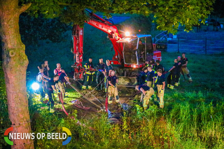 Brandweer uren bezig met te water geraakt paard Welhoeksedijk Hoogvliet