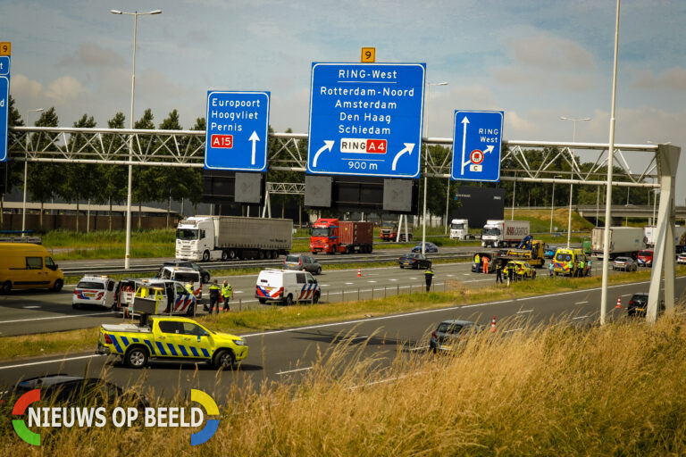 Busje slaat over de kop en belandt op andere rijbaan A15 Rotterdam