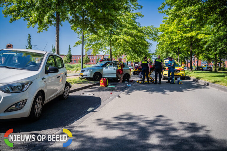 Twee gewonden nadat bestuurder op stilstaand voertuig botst Laan van Avant-garde Rotterdam