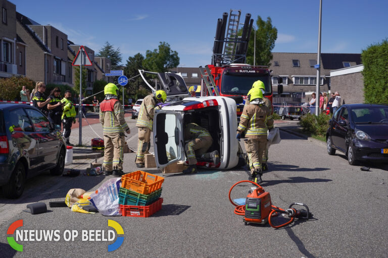 Auto belandt op zijkant na botsing met geparkeerde auto in Capelle aan den IJssel