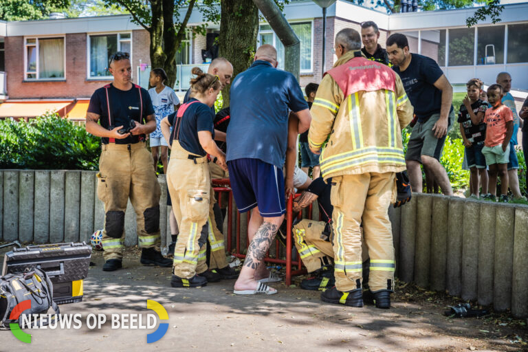 Kind met been vast in voetbaldoel Geelkruid Rotterdam