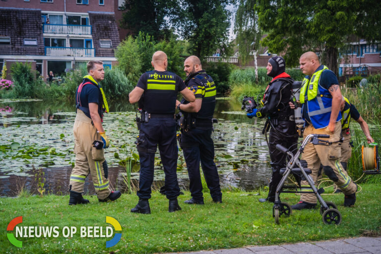 Hulpdiensten rukken uit voor rollator in sloot Atolpad Capelle aan den IJssel