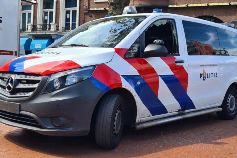 Man aangehouden na ingooien van ruit politiebus en stelen kentekenplaten in centrum Rotterdam