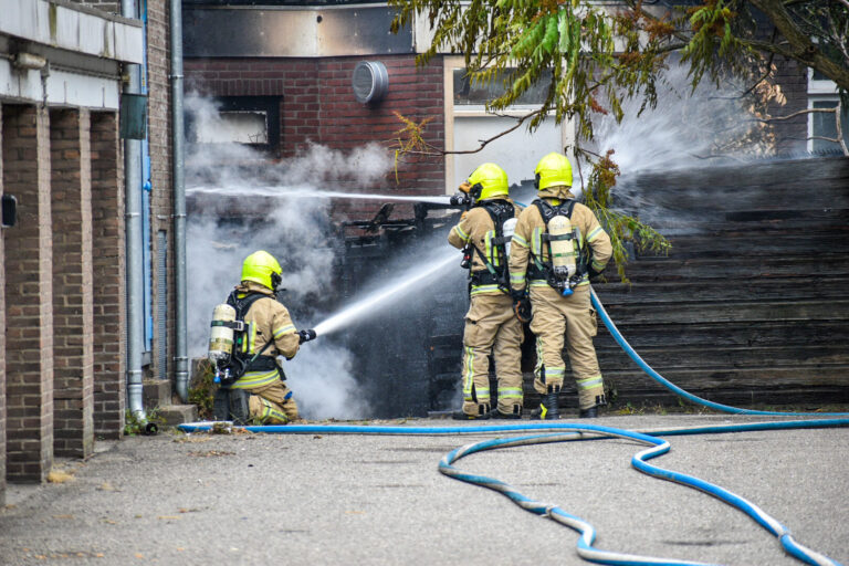 Schuttingbrand slaat door naar woningen Freericksplaats Rotterdam