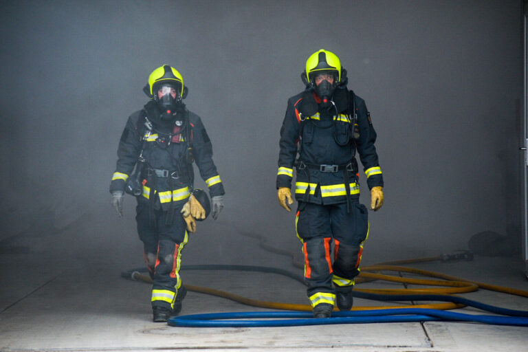 Brandweervrijwilligers houden grote oefening in bedrijfspand Markenstraat lekkerkerk