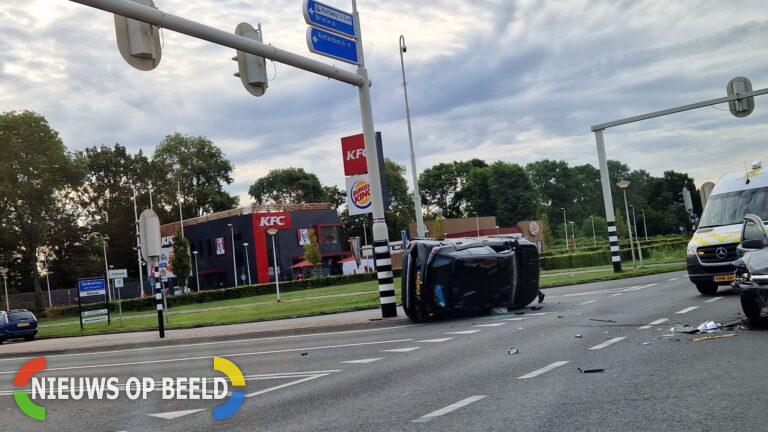 Auto belandt op zijn kant na aanrijding Groene Kruisweg Spijkenisse