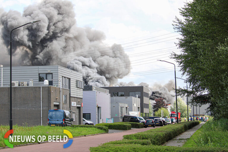 Verwoestende zeer grote brand vermoedelijk ontstaan door nieuw geplaatste zonnepanelen Van Henneartweg Alblasserdam