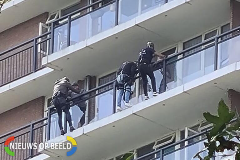 Arrestatieteam haalt verward persoon uit woning Joliotplaats Rotterdam-Ommoord