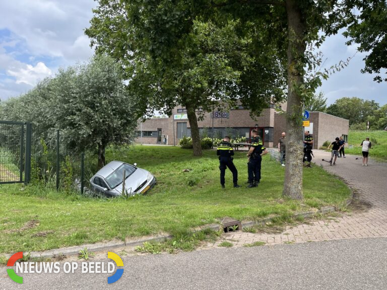 Auto raakt te water door vergeten handrem IJsermanpad Nieuwerkerk aan den IJssel