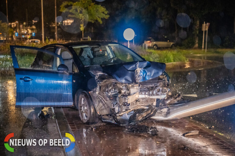 Vrouw zonder rijbewijs botst op lantaarnpaal Burgemeester van Beresteijnlaan Capelle aan den IJssel