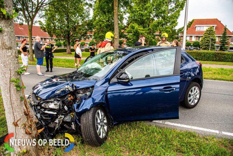 Dronken bestuurder botst frontaal op boom, passagier gewond naar ziekenhuis Schroeder van der Kolklaan Poortugaal