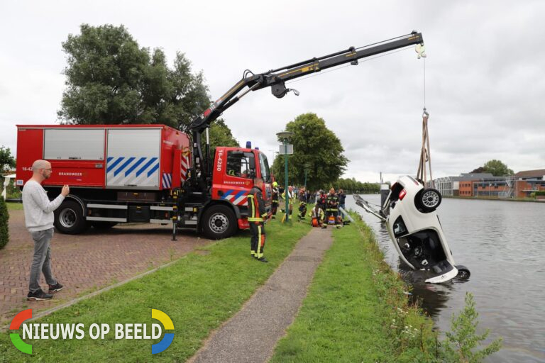 Auto raakt te water door vergeten handrem Oudshoornseweg Alphen aan den Rijn