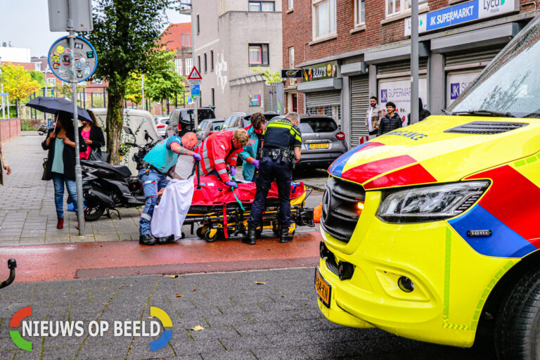 Scooterrijdster wordt op fietspad geschept door automobiliste Dordtselaan Rotterdam