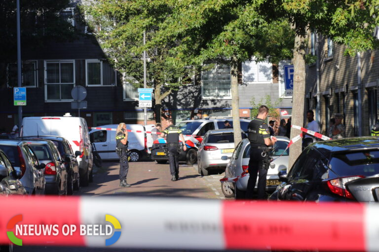 Persoon schiet in drukke straat in de lucht Friesestraat Rotterdam