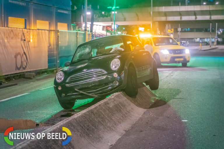 Vrouw rijdt met auto middengeleider op Watermanweg Rotterdam