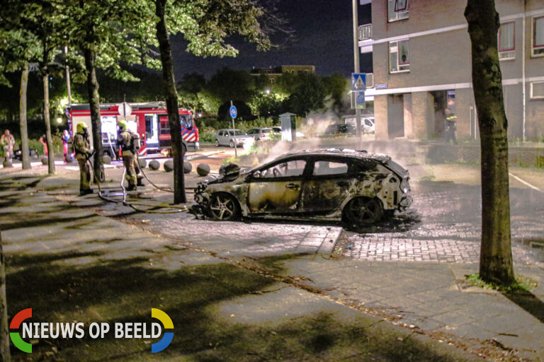 Personenauto compleet verwoest door brand Stieltjesplein Rotterdam