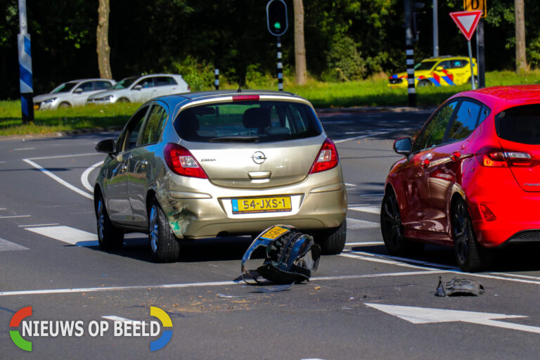 Automobilist gaat er vandoor na aanrijding maar vergeet zijn bumper Spinozaweg Rotterdam