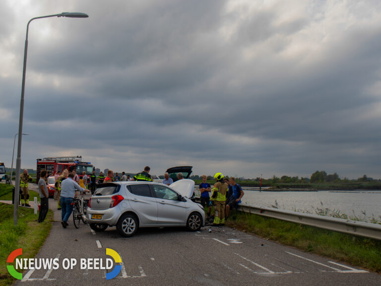 Gewonde na flinke aanrijding op IJsseldijk-Noord Ouderkerk aan den IJssel