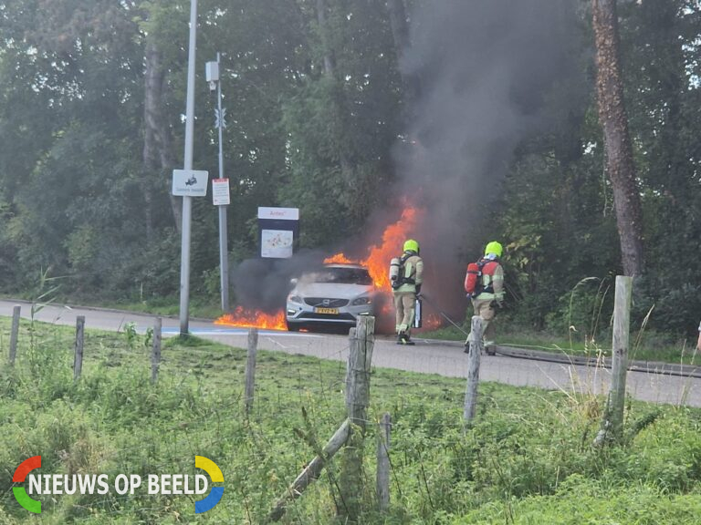 Volvo vliegt in brand en is niet meer te redden Albrandswaardsedijk Poortugaal