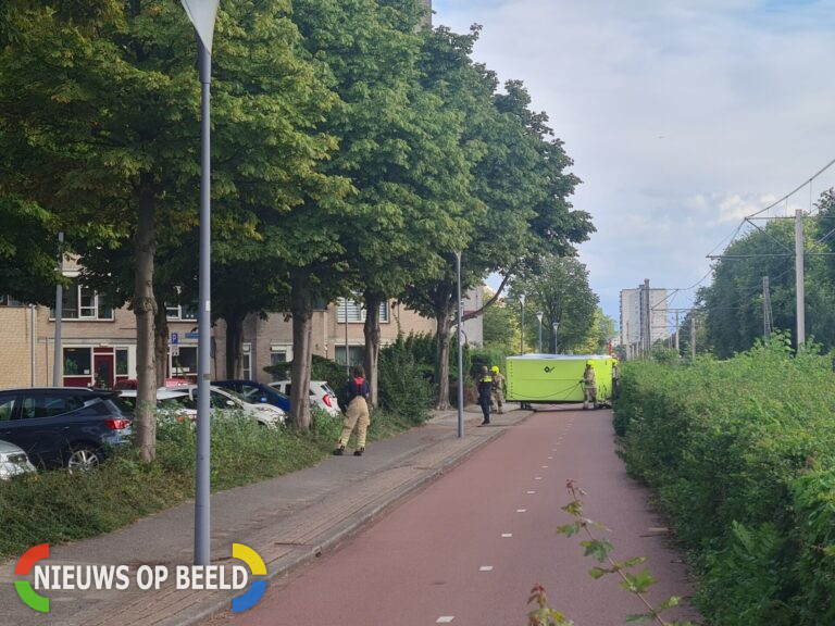 Hulpdiensten geruime tijd aan de slag met verward persoon Mombassaplaats Rotterdam