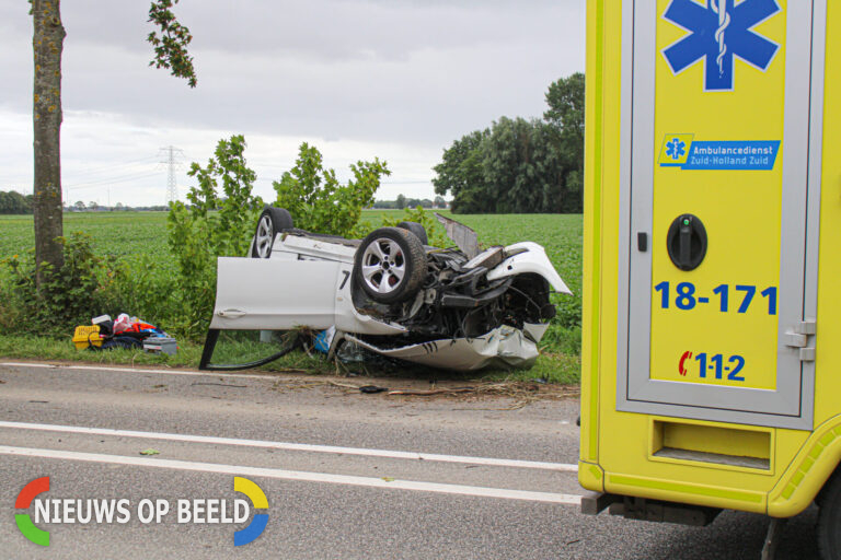 Twee lichtgewonden nadat auto over de kop slaat N217 Groeneweg Oud-Beijerland