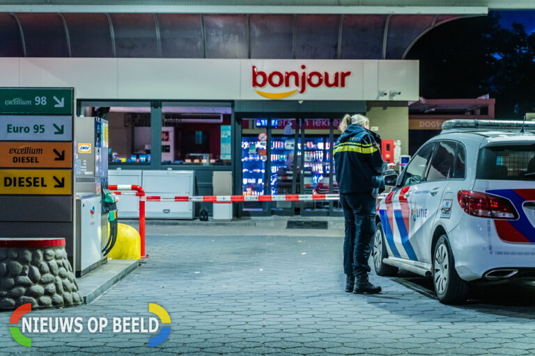 Overvaller komt uit plafond van tankstation Prinsenlaan Rotterdam