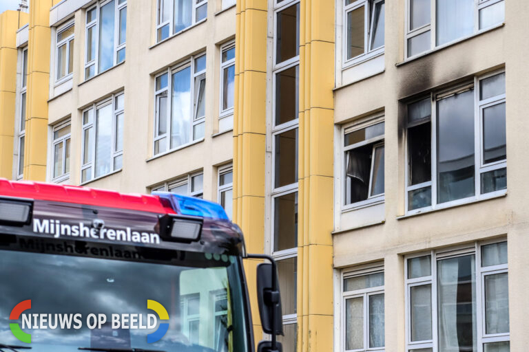 Hond overleden bij uitslaande woningbrand Middelharnisstraat Rotterdam