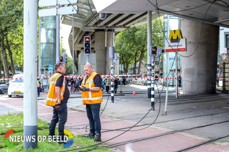 Vrachtwagen met bouwkeet trekt bovenleiding kapot Dordtselaan Rotterdam