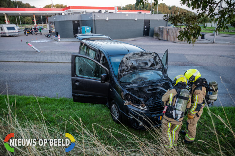 Auto vliegt vlak voor aankomst vakantiepark in brand langs A12 bij Zoetermeer