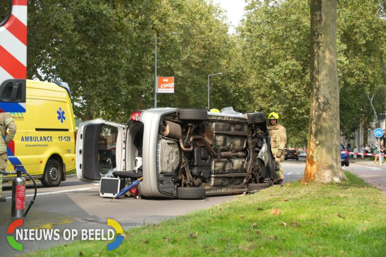 Automobilist botst tegen boom en belandt op zijkant | Evenaar Rotterdam