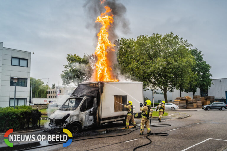 Vrachtwagen met broodkratten brandt volledig uit Rietbaan Capelle aan den IJssel