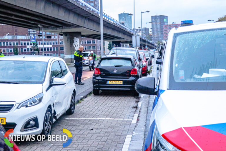 Automobilist rijdt tegen het verkeer in en botst op vier geparkeerde auto’s Maashaven OZ Rotterdam