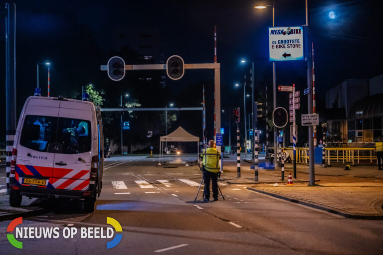 Politie sluit kruising bij Maasboulevard met Boerengatbrug in Rotterdam af voor reconstructie dodelijk ongeval