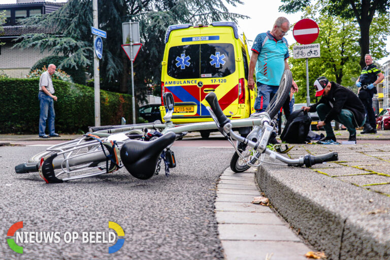 Fietser raakt gewond bij aanrijding met auto Naardermeer Rotterdam