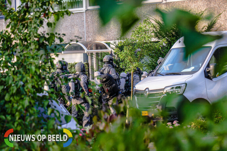 Arrestatieteam valt woning binnen na explosie door drugslab Hanespoordoorn Rotterdam (video)