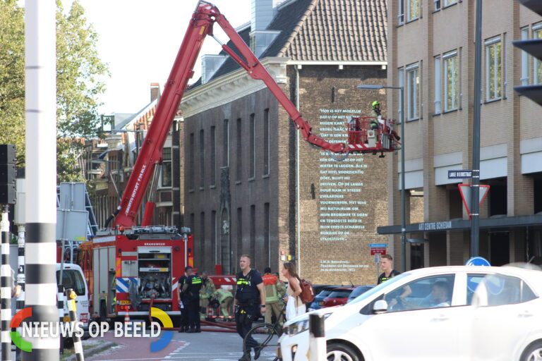 Flinke brand op galerij van flat Lange Nieuwstraat Schiedam