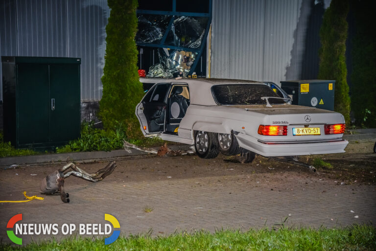 Vliegles voor dronken bestuurder met limousine eindigt tegen gevel bedrijfspand Kleihoogt Berkel en Rodenrijs