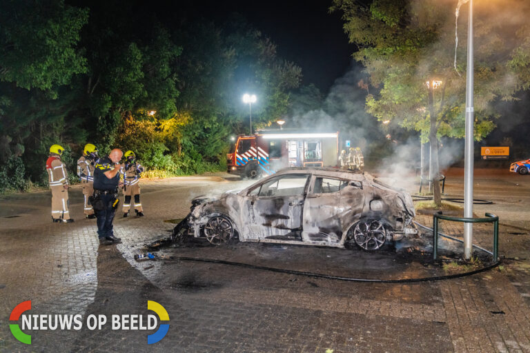 Gestolen Toyota C-HR in brand gestoken op parkeerplaats in Capelle aan den IJssel