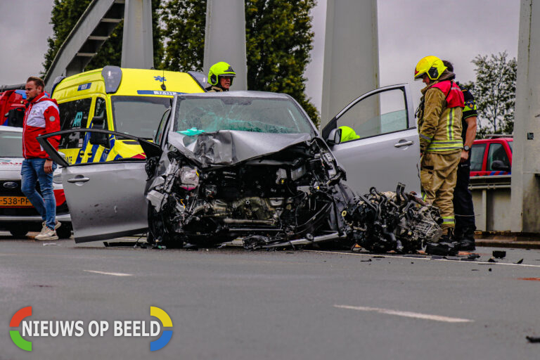 Automobilist laat zwaargewonde passagier achter na crash op Stadionviaduct in Rotterdam