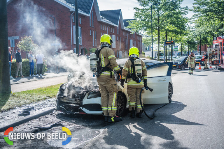 Mercedes vliegt in brand na aanrijding Laan van Avant-Garde Rotterdam