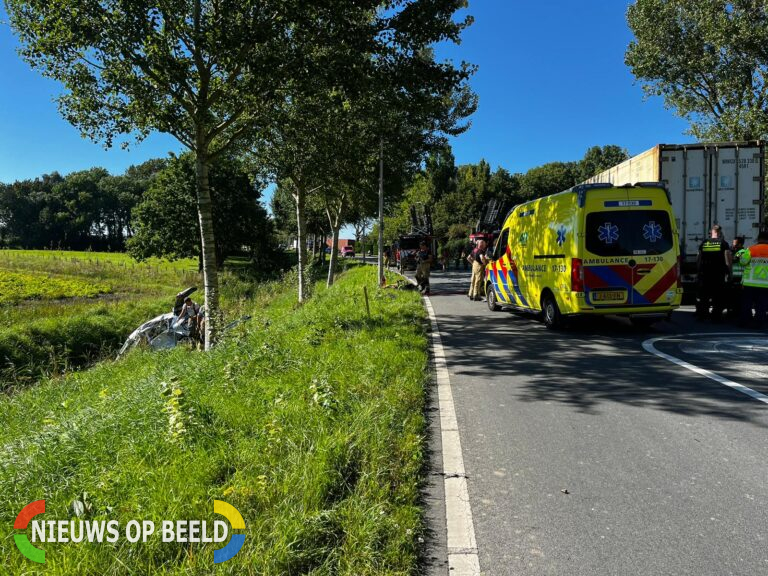 Auto belandt in sloot na aanrijding met vrachtwagen Zwartedijk Rockanje